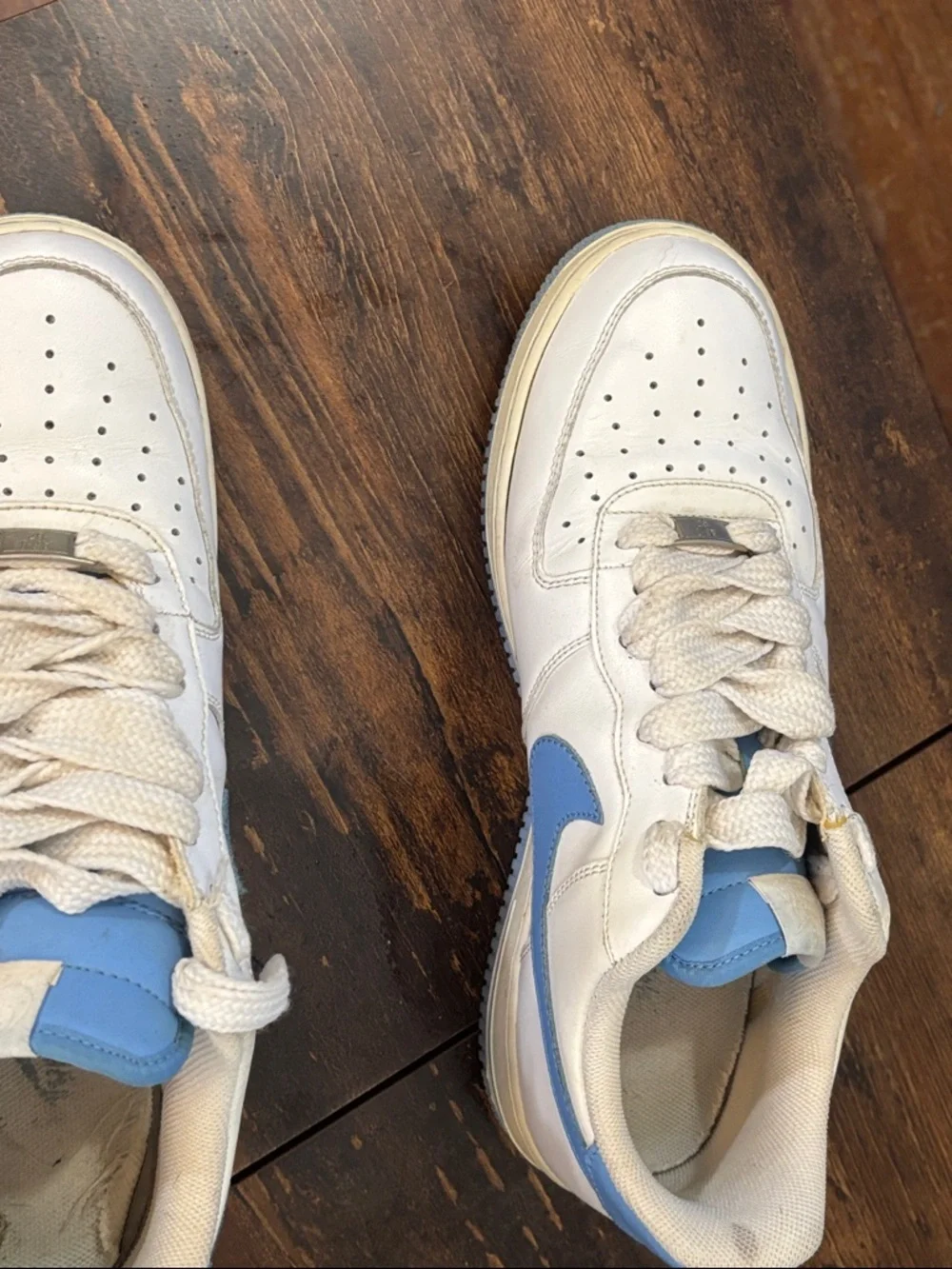 Nike Men’s White and Light Blue Air Force 1 Low Sneakersi - Picture 4 of 6